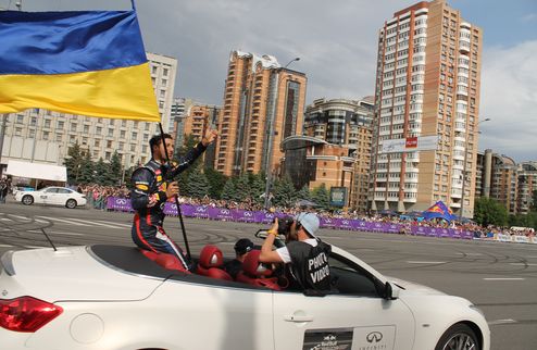 Ред Булл Парад Вчера в Киеве состоялось не рядовое событие. Команда Формулы-1 Red Bull Racing для показательного выступления привезла чемпионский болид ...