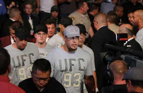Мир: "Дос Сантос был лучше меня" Тяжеловес UFC Фрэнк Мир оценил свои действия во время сегодняшнего поединка с Джуниором дос Сантосом.