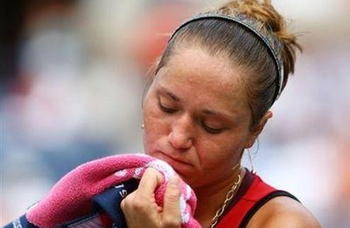 Ролан Гаррос. Бондаренко зачехлила ракетку  Украинская теннисистка вынуждена прекратить борьбу уже в первом раунде Открытого чемпионата Франции.