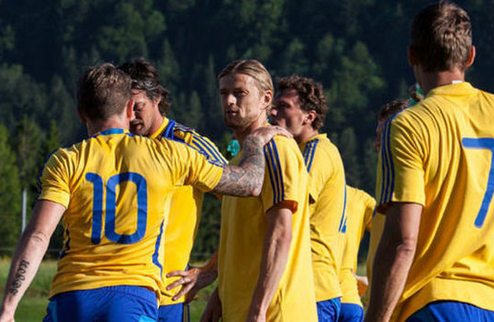 Десять футболистов сборной Украины отравились Перед матчем с турками сборная Украины недосчиталась десяток исполнителей. 
