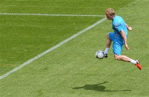 Куйт недоволен ролью запасного Форвард сборной Нидерландов Дирк Куйт хотел бы играть в основном составе на Евро-2012.