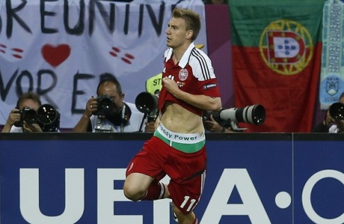 УЕФА накажет Бендтнера Нападающему сборной Дании грозит наказание за неподобающее поведение на поле.