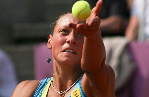 Бад Гаштейн (WTA). Корне завоевала титул В непростом финальном поединке французская теннисистка одолела Янину Викмайер.