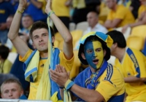 Украинские болельщики пройдут маршем по Крещатику Украинские любители футбола готовятся к матчу против сборной Англии.