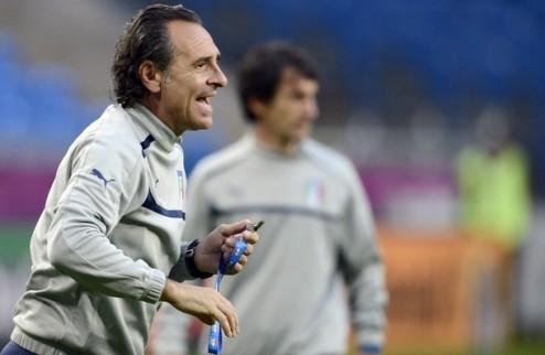 Пранделли останется у руля сборной Италии Руководство итальянской федерации футбола не планирует увольнять специалиста даже в случае провала на Евро-201...