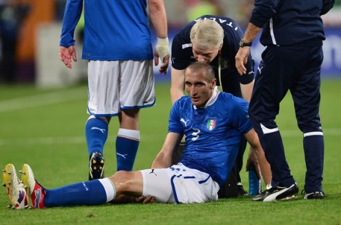 Италия теряет Кьеллини Защитник Ювентуса не сыграет в четвертьфинале Евро-2012.