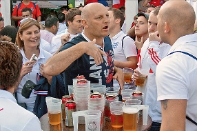 Евро-2012. Английские болельщики едут в Киев Английским фанатам, которые уже посетили Украину на Евро-2012, очень понравилась страна, они советуют сооте...
