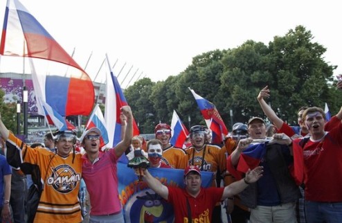 УЕФА снова штрафует Россию Три матча сборной на Евро-2012 завершились для РФС тремя наказаниями.