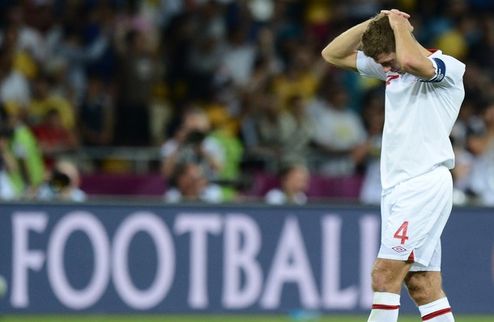 Джеррард: "Едем домой с разбитыми сердцами" Капитан сборной Англии Стивен Джеррард разочарован исходом противостояния со сборной Италии.