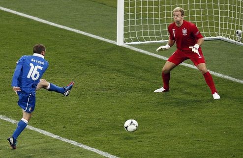 Де Росси: "Мы играем в атакующий футбол" Хавбек сборной Италии Даниэле Де Росси прокомментировал победу над сборной Англии в серии пенальти.