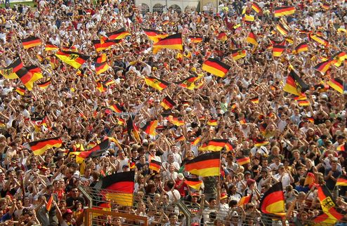Германия оштрафована за нацистский флаг Немецкий футбольный союз пострадал за поведение болельщиков.