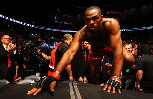 Джонс: "Высказывания Хендерсона меня не беспокоят" Чемпион UFC в полутяжелой весовой категории Джон Джонс прокомментировал словесные атаки своего будуще...