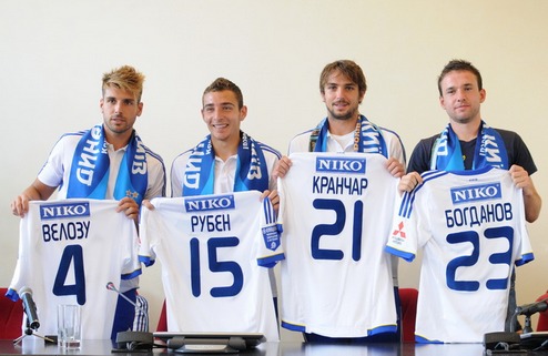 Динамо представило новичков Из рук главного тренера футболки получили Мигель Велозу, Нико Кранчар, Андрей Богданов и Марко Рубен. 