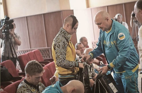 Украинские боксёры выступят на Олимпиаде с казацкими чубами Боксёры национальной олимпийской сборной отправляются в Лондон с устрашающими прическами.