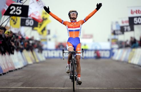 Велоспорт. Фос завоевывает золотую медаль  Известная голландская велосипедистка Марианне Фос смогла обхитрить своих конкурентов, выиграв золотую медаль ...