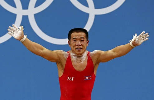 Тяжелая атлетика. Победа Ом Юн Чхола В соревнованиях штангистов в самой младшей весовой категории победу одержал представитель Северной Кореи. 