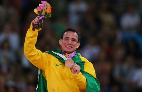Дзюдо. Бразилец сломал олимпийскую медаль Бразильский дзюдоист Фелипе Китадаи, который завоевал бронзовую медаль Олимпиады в весовой категории до 60 кг,...