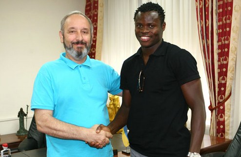 Официально. Тайво перешел в Динамо Киевский клуб арендовал нигерийского защитника. 