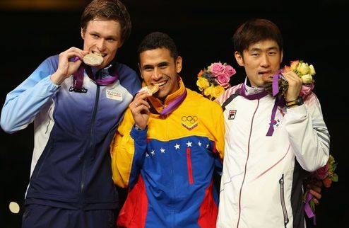 Фехтование. Шпага. Историческое золото Венесуэлы Рубен Лимардо принес своей стране первую за последние 44 года золотую медаль Олимпийских игр.