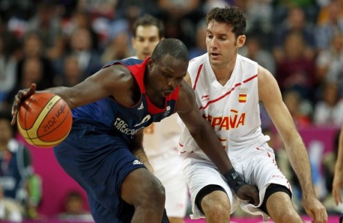 Испания убегает от Великобритании Команда Серджио Скариоло добывает минимальную победу над хозяевами баскетбольного турнира. 