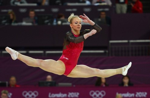 Спортивная гимнастика. Триумф Румынии, медали США и России Гимнастки определили лучших в опорном прыжке.