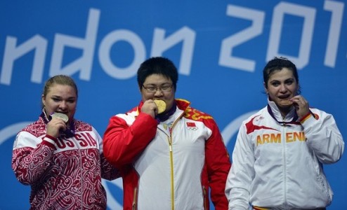 Тяжелая атлетика. Китаянка берет золото Определились обладательницы медалей в весе свыше 75 килограммов.