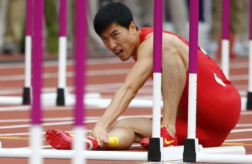 Легкая атлетика. Лю Сян выбывает из борьбы на первом же барьере Китайский чемпион и рекордсмен Игр-2004 выбывает из борьбы в Лондоне.