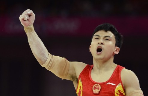 Гимнастика. Очередное золото Китая В этот раз китайский гимнаст был лучше всех на параллельных брусьях.