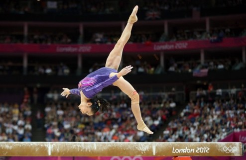Гимнастика. Дубль китаянок на бревне Китаю в гимнастике нет равных.