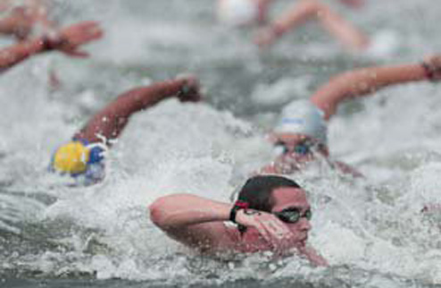 Плавание на открытой воде. Червинский финишировал за пределами десятки Победу в марафонском заплыве на 10 км одержал спортсмен из Туниса.