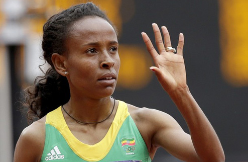Легкая атлетика. Дефар взяла Олимпийское золото Эфиопская атлетка на последних метрах дистанции в 5000 м обогнала своих конкуренток. 