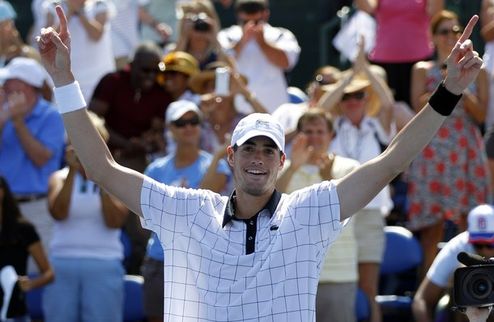 Иснер выиграл турнир в Уинстон-Салеме В напряженном трехсетовом матче американский теннисист переиграл Томаша Бердыха, защитив таким образом титул чемпи...