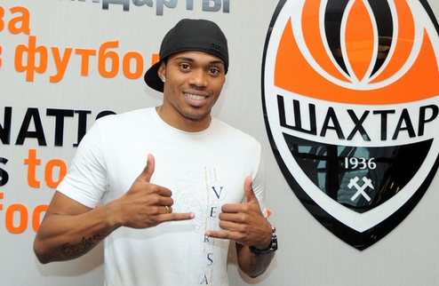 Майкон продолжит карьеру в Луганске А зимой бразилец присоединится к Шахтеру. 