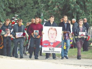 В Киеве откроют памятники Собченко и Аникеенко В столице Украины почтут память хоккеистов, трагически погибших год назад в авиакатастрофе под Ярославлем...