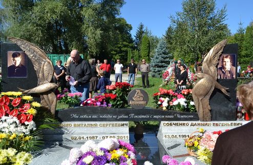 В Киеве открыли памятники хоккеистам Локомотива В столице Украины помянули погибших спортсменов.