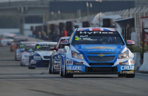 WTCC. Сонома. Хафф догоняет Мюллера Роберт Хафф выиграл вторую гонку и догнал по очкам Ивана Мюллера.