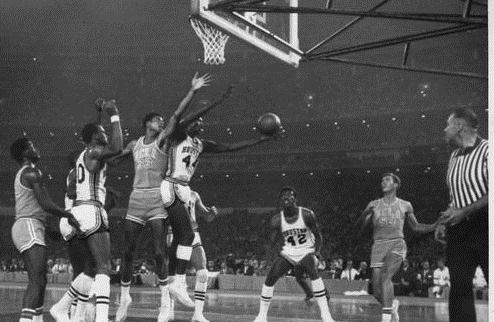 НБА. Вспомнить все. "Это игра века!" iSport.ua вспоминает один из легендарнейших матчей в истории американского баскетбола. 