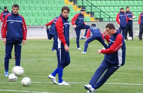 Сборная Молдовы начала подготовку к матчу с Украиной В первой тренировке приняли участие 18 футболистов. 
