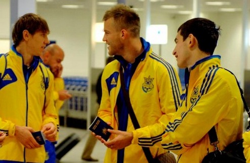 Сборная Украины взяла курс на Кишинев В Молдову полетел 21 игрок, в том числе Девич, а вот Коноплянка остался в Киеве.