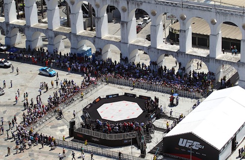 UFC: шоу на стадионе в Бразилии в 2013 году Ultimate Fighting Championship сохраняет твердые намерения провести шоу смешанных боевых искусств на стадион...