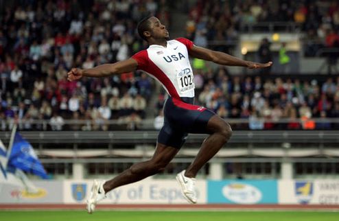 Легкая атлетика. Олимпийский чемпион Афин снова в строю 35-летний американский прыгун в длину Дуайт Филлипс приступил к тренировкам.