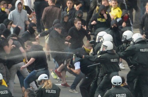 Болельщики Шальке и дортмундской Боруссии вновь "шалят" Около 200 фанатов рурских клубов были арестованы накануне вчерашнего матча.