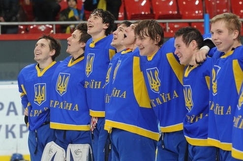 Украина проведет сбор в Польше перед молодежным ЧМ Старший тренер команды Александр Годынюк вызвал на этот сбор 26 хоккеистов: 3 вратарей, 8 защитников ...