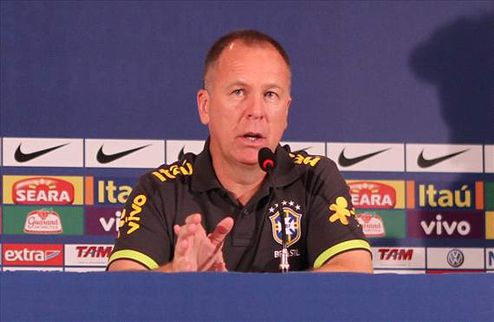 СМИ: Сборная Бразилии уволила тренера Мано Менезес лишился работы.