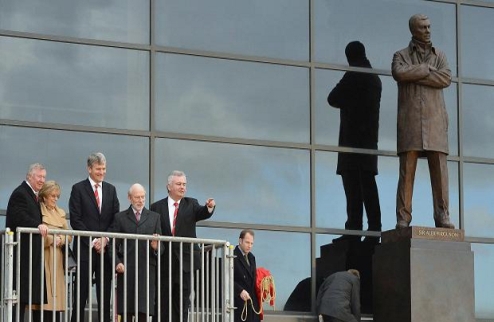 Фергюсон подумывает о завершении тренерской карьеры Вчера главному тренеру Манчестер Юнайтед открыли памятник на Олд Траффорд.