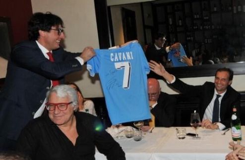 "Кусочек" Кавани уже в Милане Максу Аллегри удалось стать обладателем футболки бомбардира Наполи, однако на большее ему рассчитывать, видимо, не стоит.