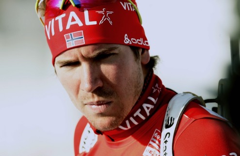Биатлон. Первая победа Свендсена в сезоне  Норвежец Эмиль Хегле Свендсен наконец выиграл свой первый старт в нынешнем сезоне. В гонке преследования он о...