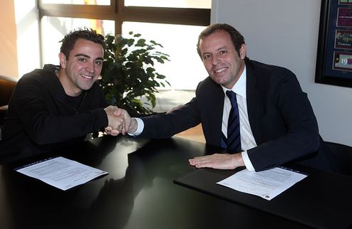 Хави продлил контракт с Барселоной Полузащитник Барсы верен команде.