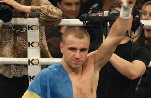 Бурсак легко победил Мари-Сента Украинец не оставил шансов Жюльен Мари-Сенту (34-2-0, 24 КО), выиграв техническим нокаутом.