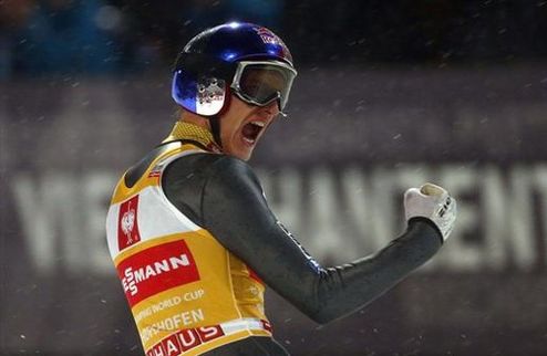 Прыжки с трамплина. Шлиренцауэр увеличивает отрыв  Австриец Грегор Шлиренцауэр выиграл и второй старт в рамках этапа Кубка мира по прыжкам с трамплина в...
